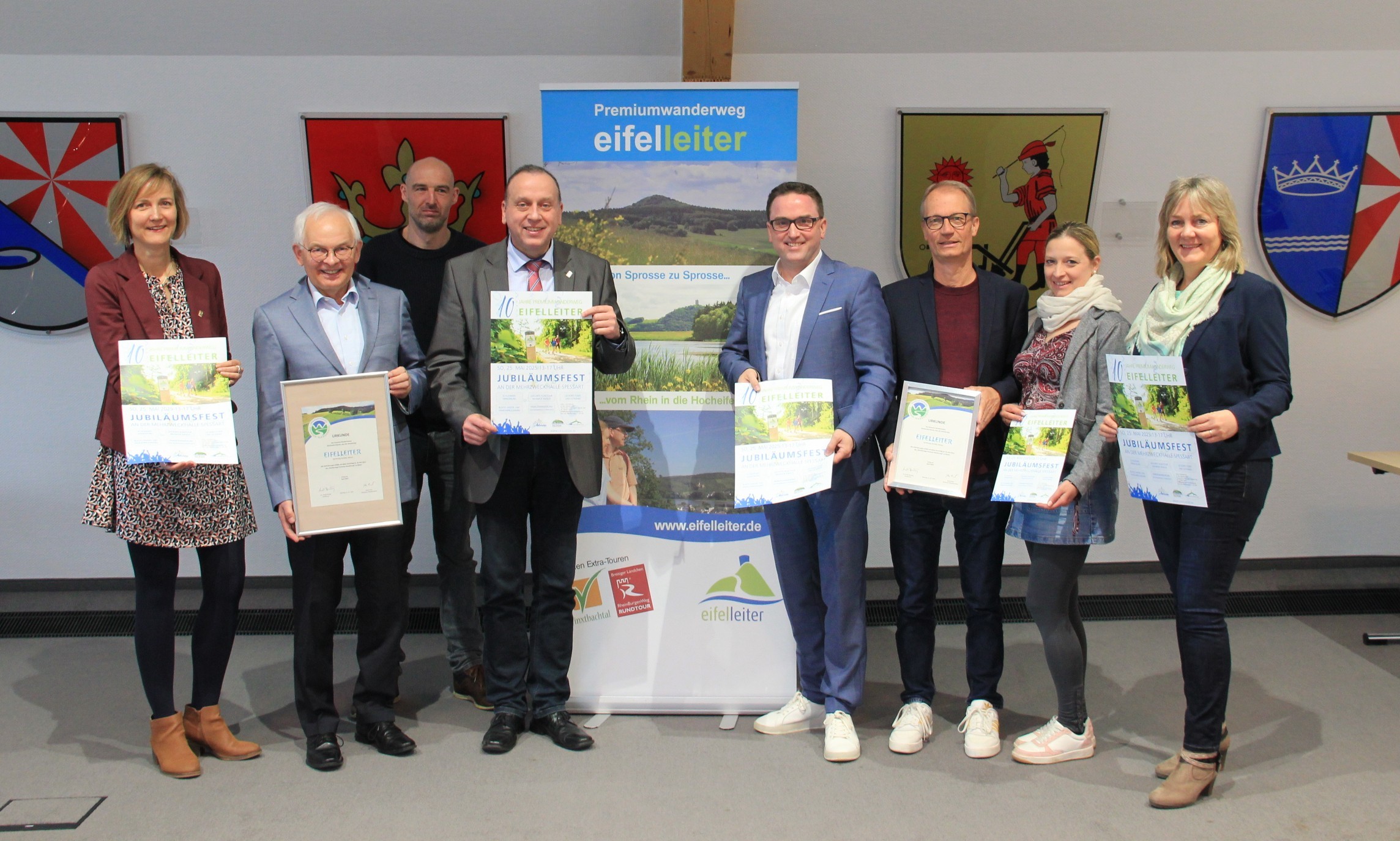 v.l.n.r.: Sarah Stein (Vulkanregion Laacher See), Udo Seifen (Erster Beigeordneter Verbandsgemeinde Adenau), David Kramprich (Bezirkswegewart Eifelverein), Johannes Bell (Bürgermeister Verbandsgemeinde Brohltal), Marcel Caspers (Bürgermeister Verbandsgemeinde Bad Breisig), Holger Klemm (Tourist-Info Bad Breisig), Daniela Sturm (Verbandsgemeinde Brohltal), Daniela Schmitz (Tourist-Information Hocheifel-Nürburgring).