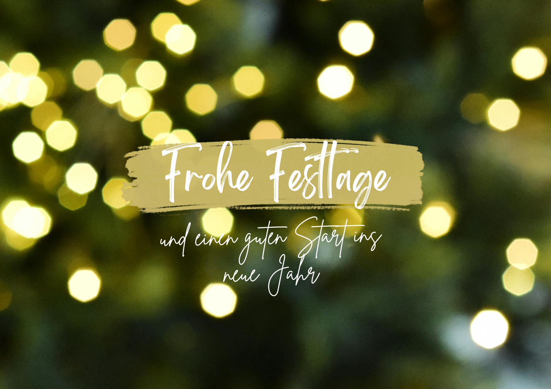 Unscharfer Hintergrund mit warmen, goldenen Lichtern. In der Mitte steht der Text „Frohe Festtage und einen guten Start ins neue Jahr“ auf einem hellen, gemalten Balken.