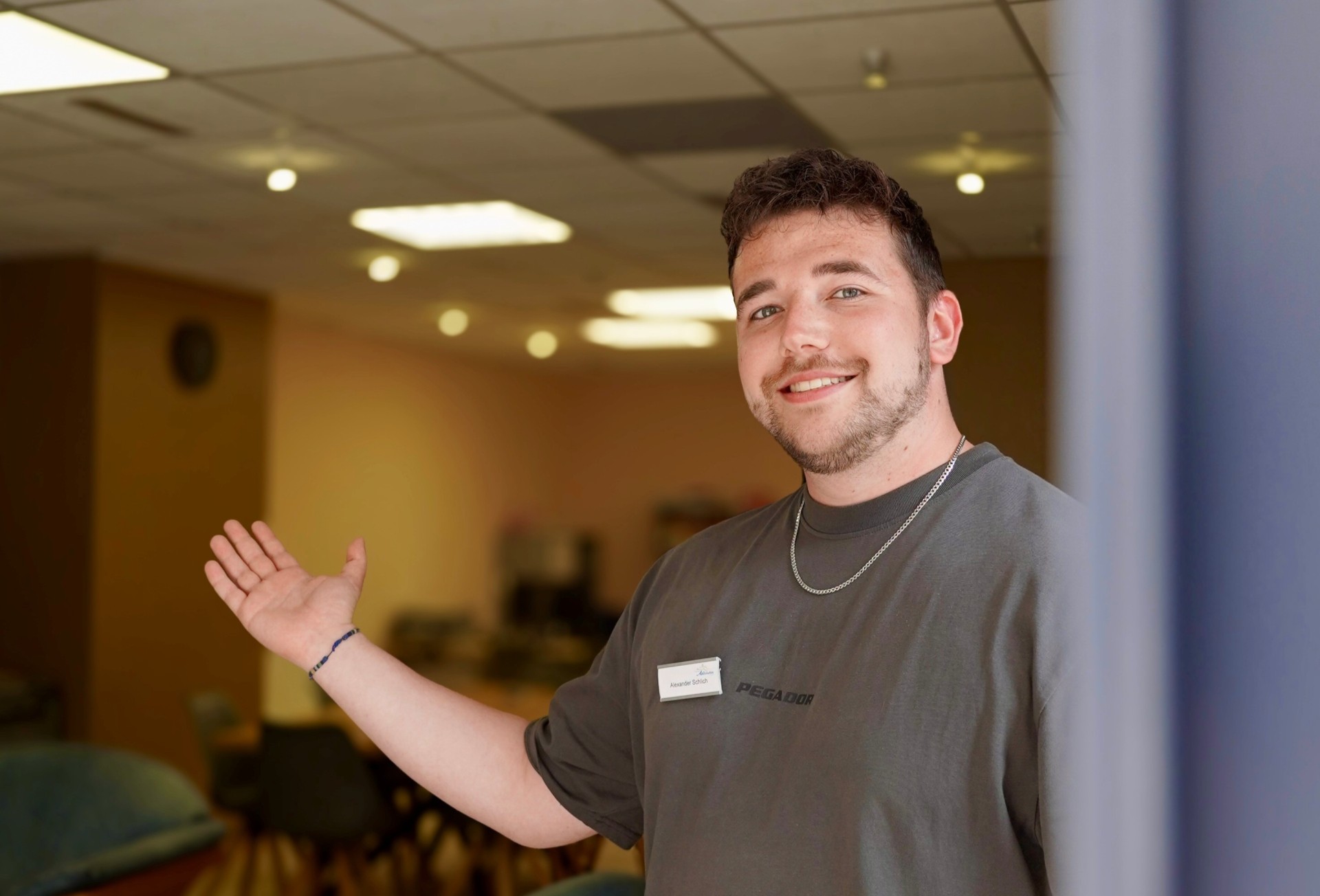 Jugendpfleger Alexander Schlich begrüßt die Jugendlichen im JugendCafé Adenau.