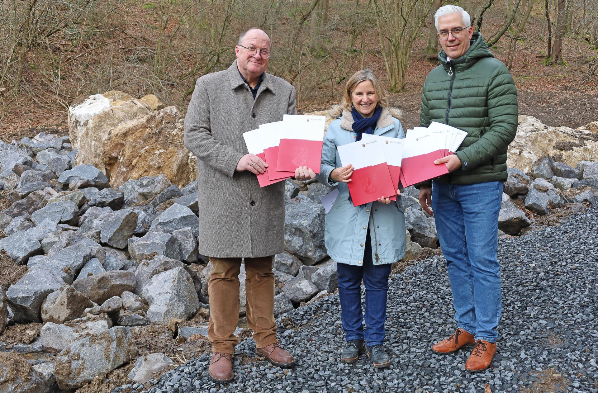 Klimaschutzministerin Katrin Eder übergibt die Förderbescheide an Bürgermeister Guido Nisius (li.) und Bürgermeister Dominik Gieler (re.)