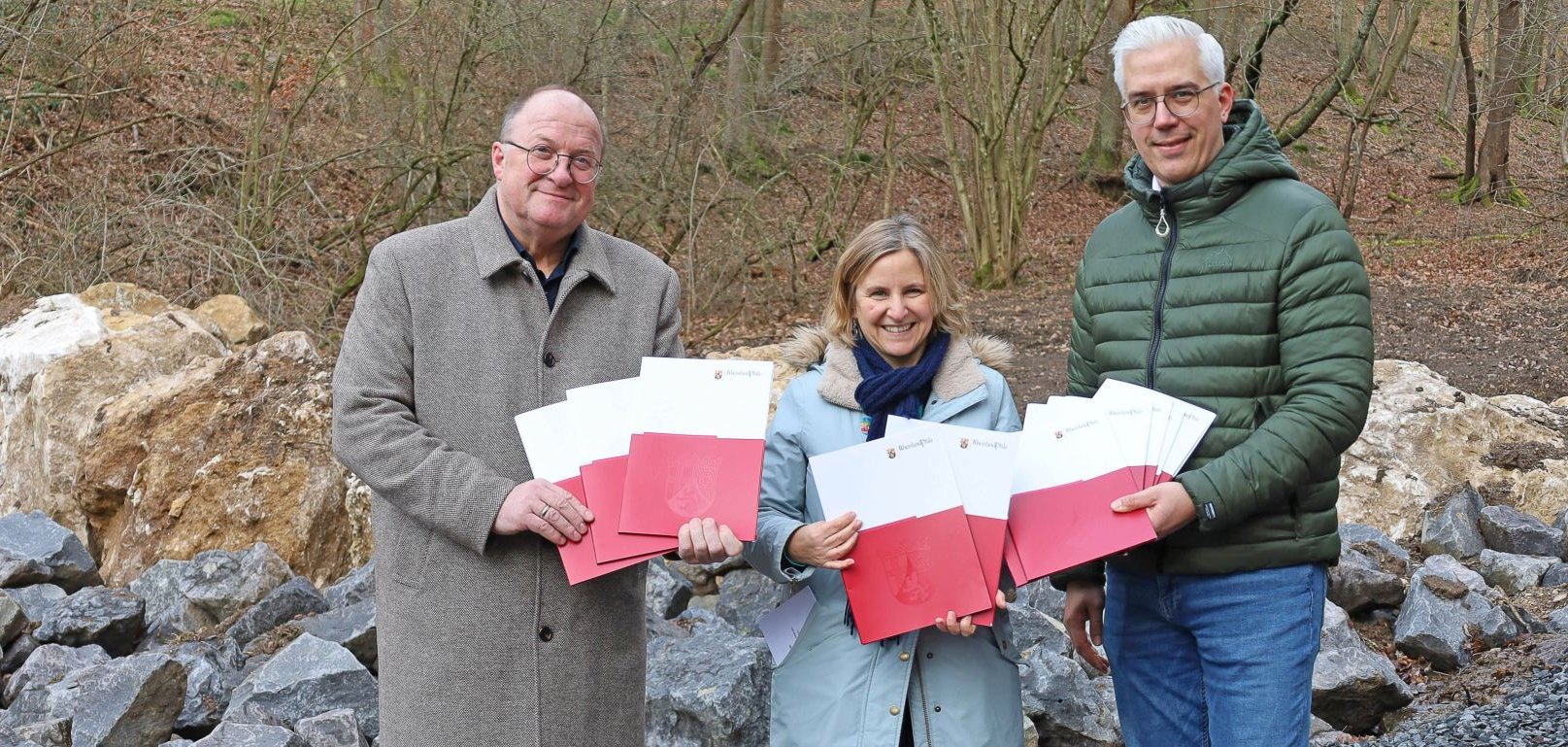 Klimaschutzministerin Katrin Eder übergibt die Förderbescheide an Bürgermeister Guido Nisius (li.) und Bürgermeister Dominik Gieler (re.)