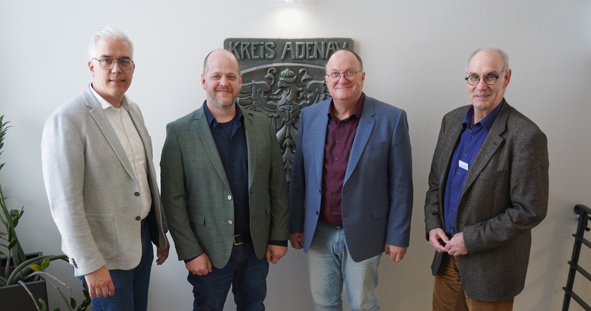Bürgermeister der Verbandsgemeinde Adenau Guido Nisius (2. v. r.), Bürgermeister der Verbandsgemeinde Altenahr Dominik Gieler (l.) und Fachbereichsleiter Bernhard Jüngling (r.) verabschieden den Klimaschutzmanager Daniel Greipel (2. v. l.) und danken ihm für sein Engagement in den vergangenen Jahren