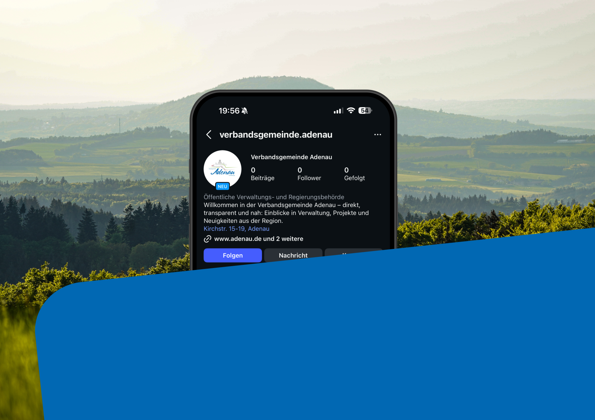 Smartphone zeigt das Instagram-Profil der Verbandsgemeinde Adenau vor einer Landschaft mit Hügeln und Wald. Profilbeschreibung: Öffentliche Verwaltungsbehörde mit Infos zu Verwaltung, Projekten und Neuigkeiten aus der Region.