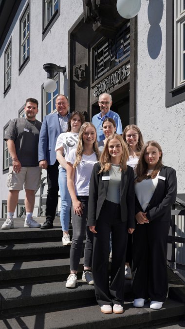Gruppenfoto zum Ausbildungsbeginn bei der Verbandsgemeinde Adenau: In der oberen Reihe stehen Alexander Schlich (Jugend- und Auszubildendenvertretung), Bürgermeister Guido Nisius und Ausbildungsleiter Bernhard Jüngling. In der mittleren Reihe sind die Auszubildenden Melanie Rothenstein, Jennifer Harsche, Janine Diewald und Jessica Wagner zu sehen. In der vorderen Reihe begrüßen Jana Schneider und Alina Kreuer als neue Auszubildende das Team. Kathrin Raths und Jonathan Flesch konnten beim Fototermin nicht teilnehmen.
