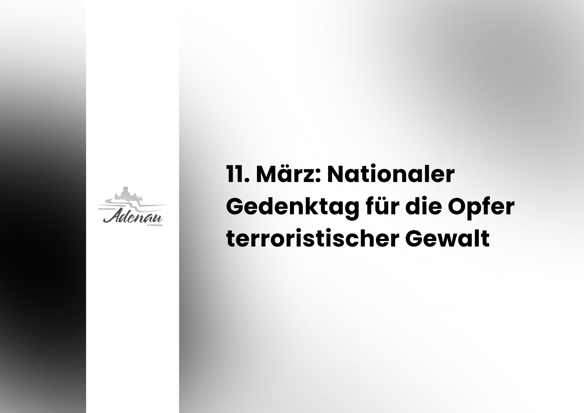 Graues, schlicht gestaltetes Gedenkbild mit weichem Farbverlauf. In schwarzer Schrift steht: „11. März: Nationaler Gedenktag für die Opfer terroristischer Gewalt“. Links ist dezent das Logo der Verbandsgemeinde Adenau zu sehen. Das Bild vermittelt eine ruhige, ernste Gedenkatmosphäre.