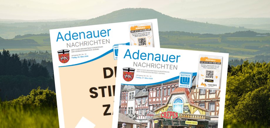 Das Foto zeigt zwei Ausgaben der Adenauer Nachrichten. Im Hintergrund ist eine sanfte, bewaldete Hügellandschaft unter hellem Himmel zu sehen.