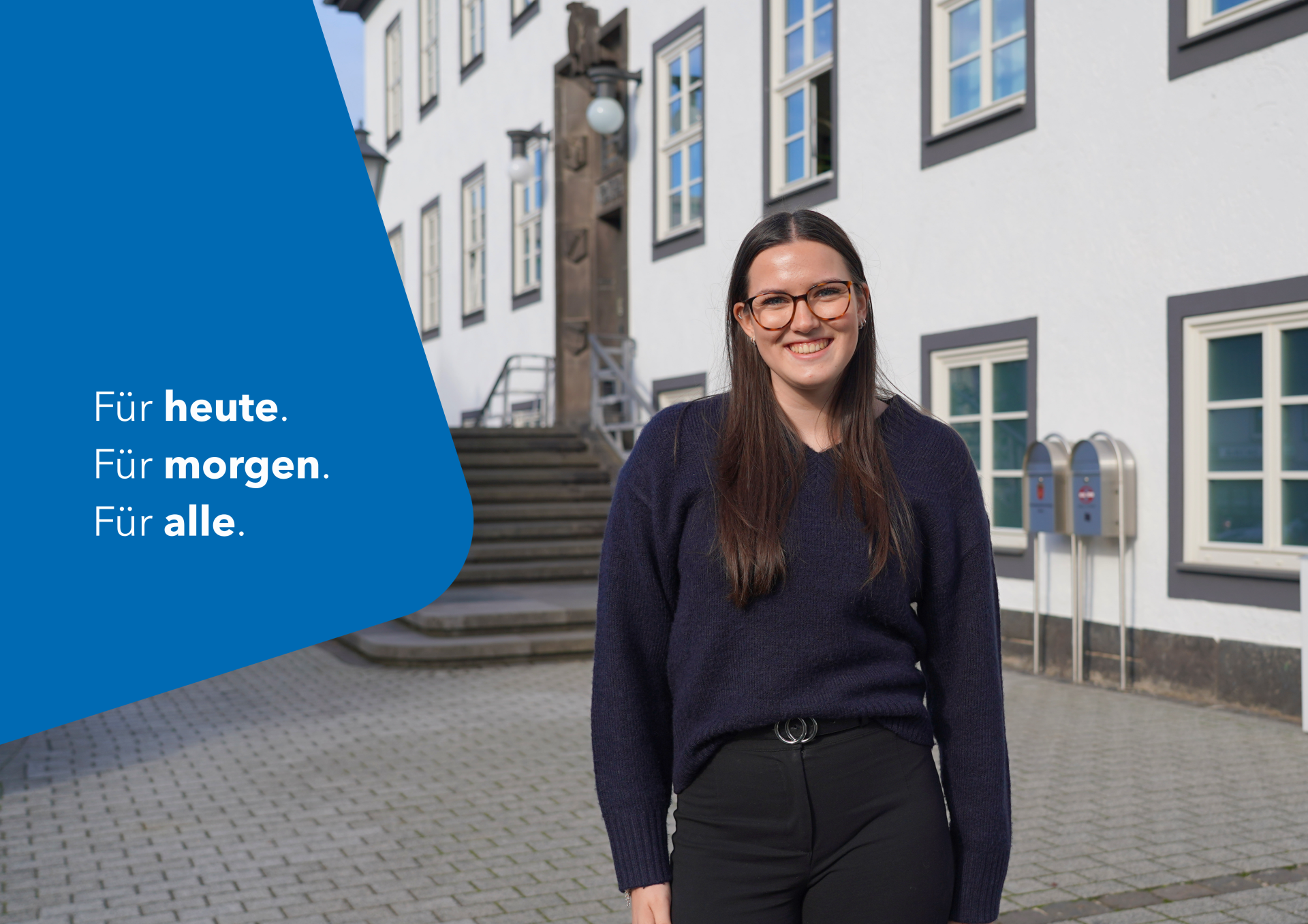 Grafische Begrüßungsgrafik in Blau und Weiß mit dem Text „Für heute. Für morgen. Für alle.“ als Einstieg zur Vorstellung neuer Mitarbeitender.