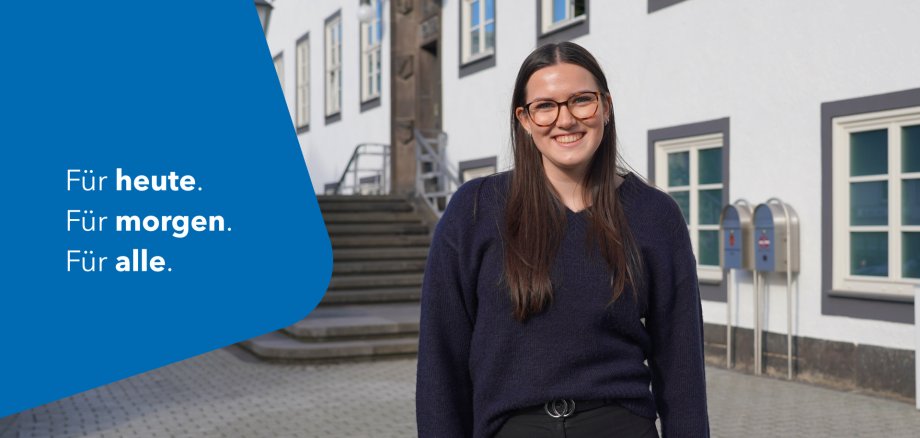 Willkommen im Team Grafische Begrüßungsgrafik in Blau und Weiß mit dem Text „Für heute. Für morgen. Für alle.“ als Einstieg zur Vorstellung neuer Mitarbeitender.