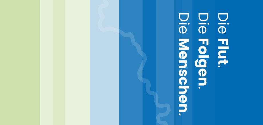 Die Flut. Die Folgen. Die Menschen. Grafik mit vertikalen Farbflächen in verschiedenen Grün- und Blautönen. In der Bildmitte verläuft eine stilisierte, helle Flusslinie. Rechts steht in weißer Schrift der Text „Die Flut. Die Folgen. Die Menschen.“ Das Motiv dient als Gestaltungselement der Ausstellung zur Flutkatastrophe von 2021.