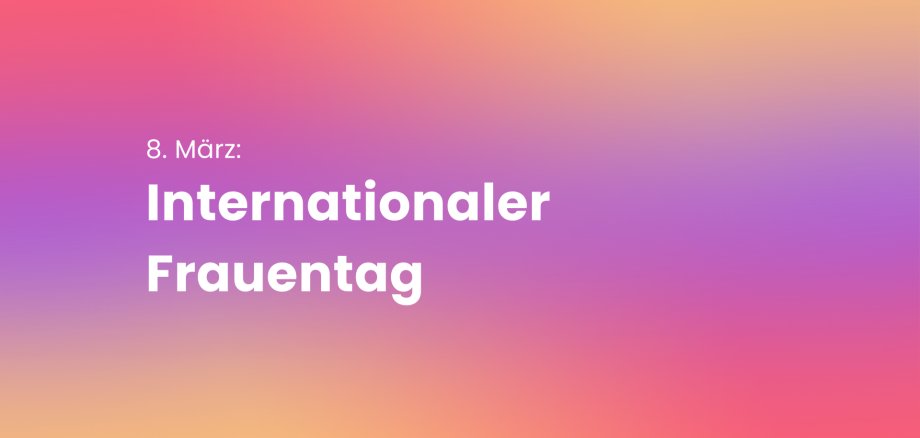 INTERNATIONALER FRAUENTAG Grafik mit Farbverlauf in Orange, Pink und Lila. In weißer Schrift steht: „Internationaler Frauentag“. Darüber befindet sich das Datum. Die Grafik weist auf den Internationalen Frauentag hin.