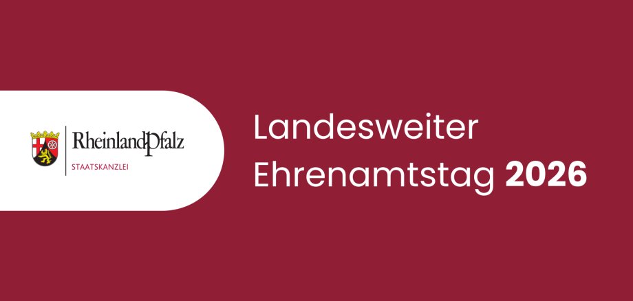 Dunkelrote Grafik mit dem Text „Landesweiter Ehrenamtstag 2026“. Links befindet sich ein weißes Feld mit dem Logo „Rheinland-Pfalz Staatskanzlei“ und dem Landeswappen.