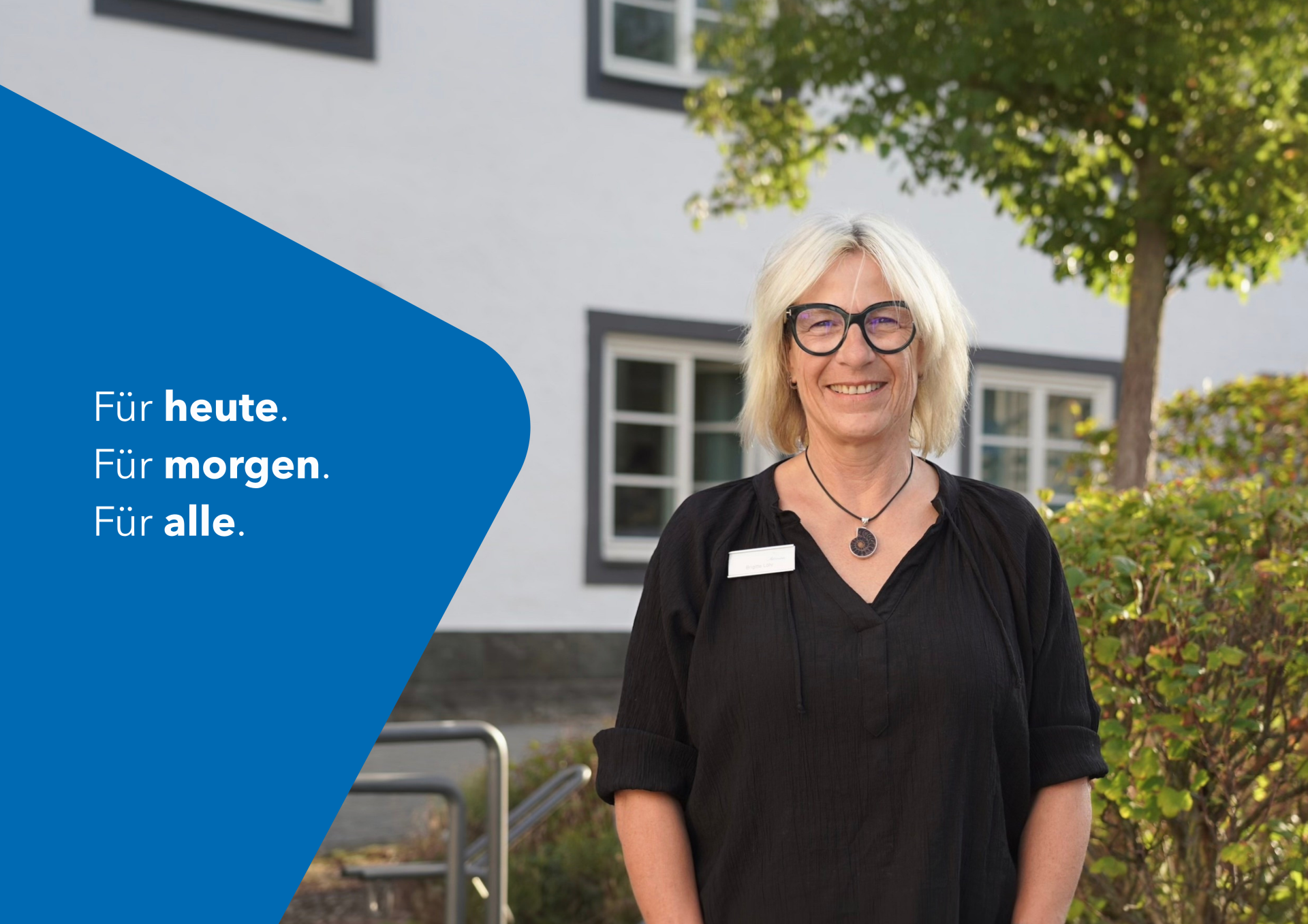 Grafische Begrüßungsgrafik in Blau und Weiß mit dem Text „Für heute. Für morgen. Für alle.“ als Einstieg zur Vorstellung neuer Mitarbeitender.