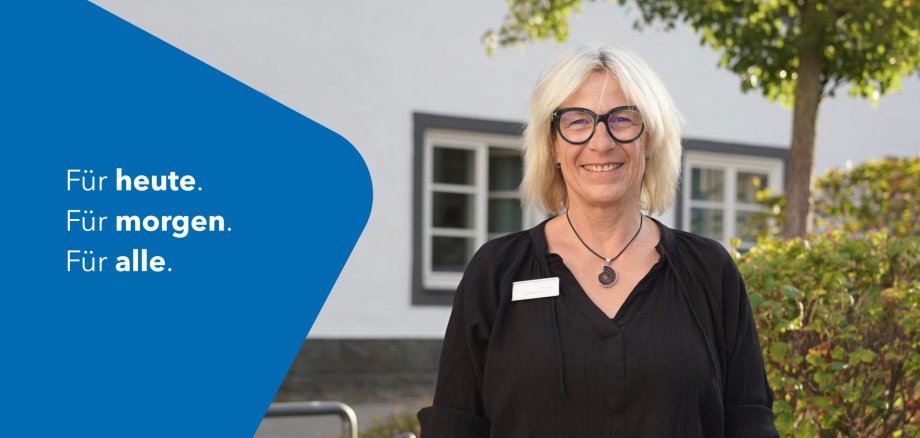Willkommen im Team Grafische Begrüßungsgrafik in Blau und Weiß mit dem Text „Für heute. Für morgen. Für alle.“ als Einstieg zur Vorstellung neuer Mitarbeitender.
