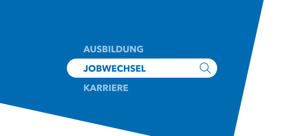 Blauer Hintergrund mit zentral platzierter weißer Suchleiste. In der Suchleiste steht das Wort ‚JOBWECHSEL‘ in großer blauer Schrift, begleitet von einem Lupensymbol rechts. Darüber befindet sich das Wort ‚AUSBILDUNG‘, darunter ‚KARRIERE‘ – beide in heller blauer Schrift. Die Gestaltung vermittelt den Fokus auf berufliche Veränderung, Ausbildung und Karriere.