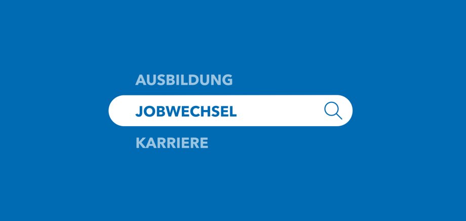 Neue Stellenangebote Auf blauem Hintergrund stehen die Begriffe ‚Ausbildung‘ und ‚Karriere‘. In der Mitte befindet sich eine weiße Suchleiste mit dem Begriff ‚Jobwechsel‘ und einem Lupensymbol.