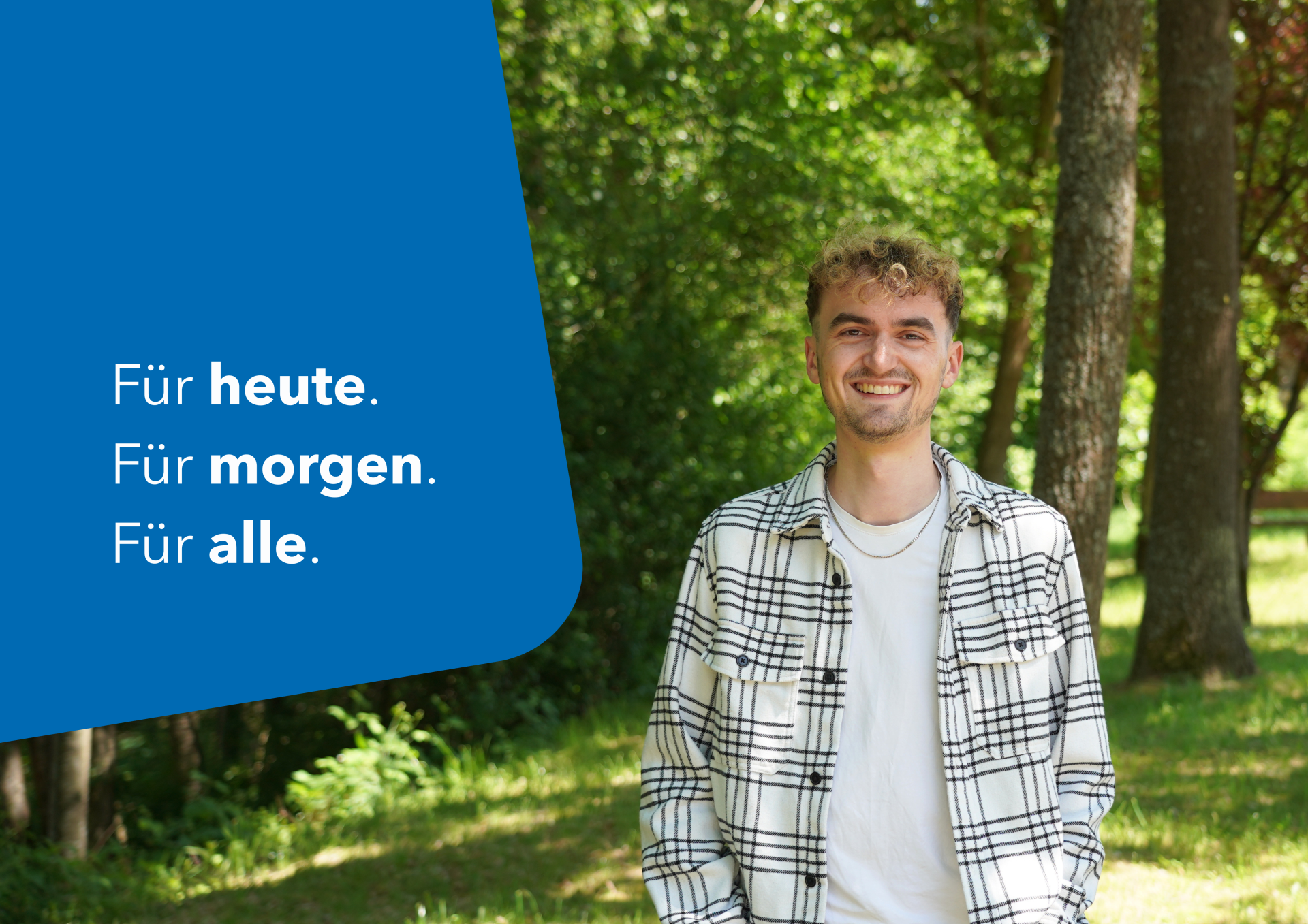 Ein Mann steht lächelnd im Grünen vor Bäumen und Sonnenlicht. Er trägt ein weißes Shirt und eine schwarz‑weiß karierte Jacke. Links im Bild befindet sich ein blauer Bereich mit dem Text „Für heute. Für morgen. Für alle.“.
