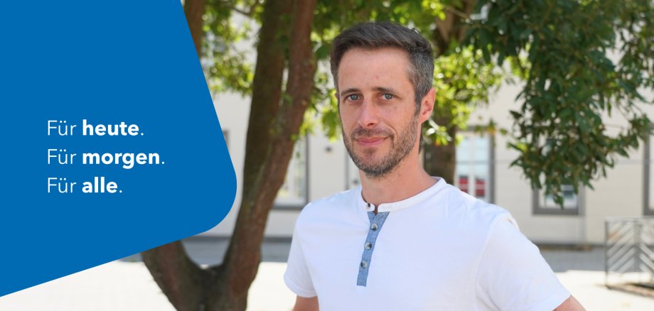 Willkommen im Team Grafische Begrüßungsgrafik in Blau und Weiß mit dem Text „Für heute. Für morgen. Für alle.“ als Einstieg zur Vorstellung neuer Mitarbeitender.
