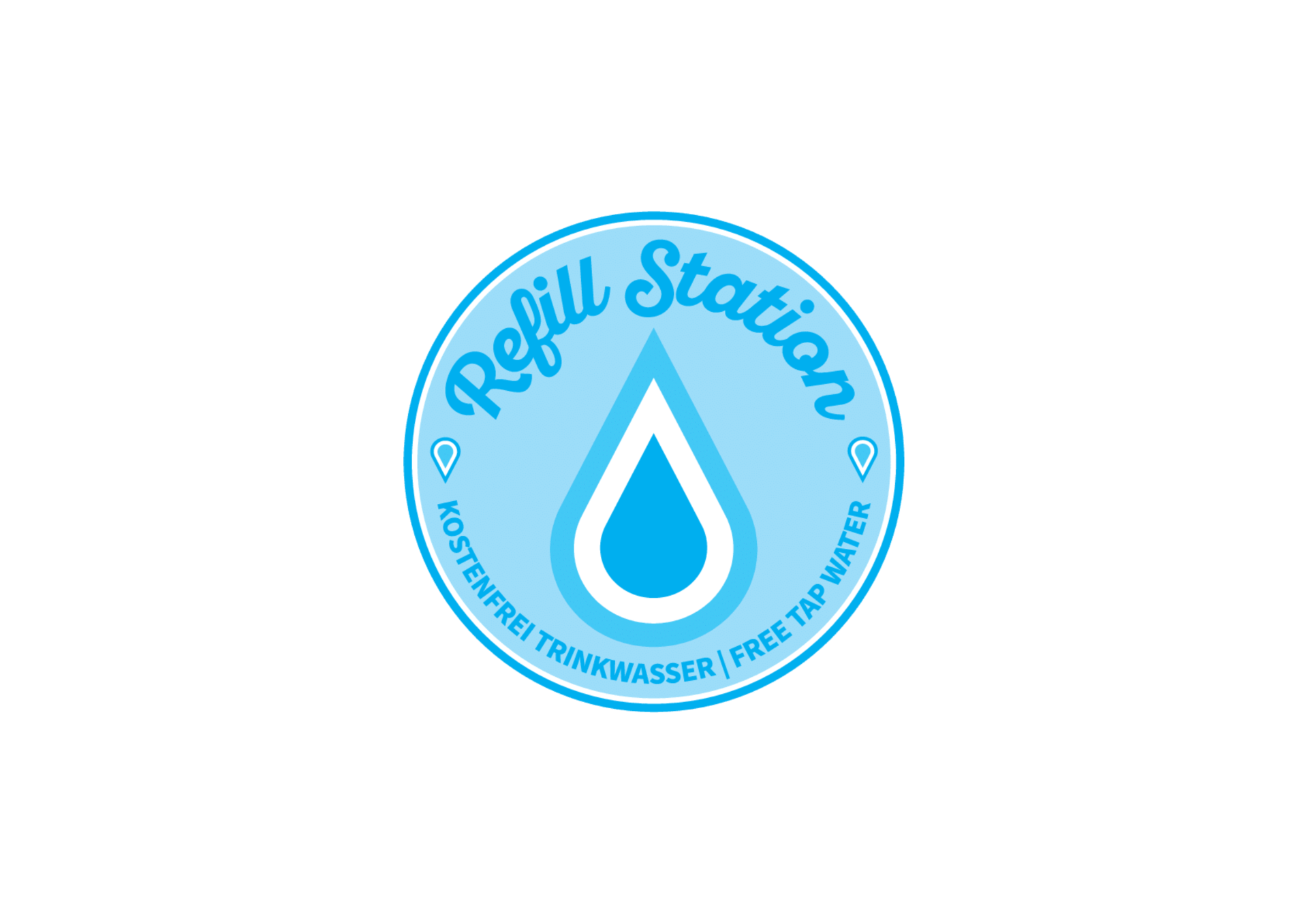 Blaues rundes Refill-Station-Logo mit einem großen Wassertropfen in der Mitte. Der Schriftzug „Refill Station“ sowie „Kostenfrei Trinkwasser | Free Tap Water“ weist darauf hin, dass hier Trinkflaschen kostenlos mit Leitungswasser aufgefüllt werden können.