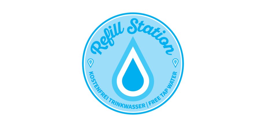 Refill-Station der Tourist-Information Hocheifel-Nürburgring und der Stadt Adenau Blaues rundes Refill-Station-Logo mit einem großen Wassertropfen in der Mitte. Der Schriftzug „Refill Station“ sowie „Kostenfrei Trinkwasser | Free Tap Water“ weist darauf hin, dass hier Trinkflaschen kostenlos mit Leitungswasser aufgefüllt werden können.