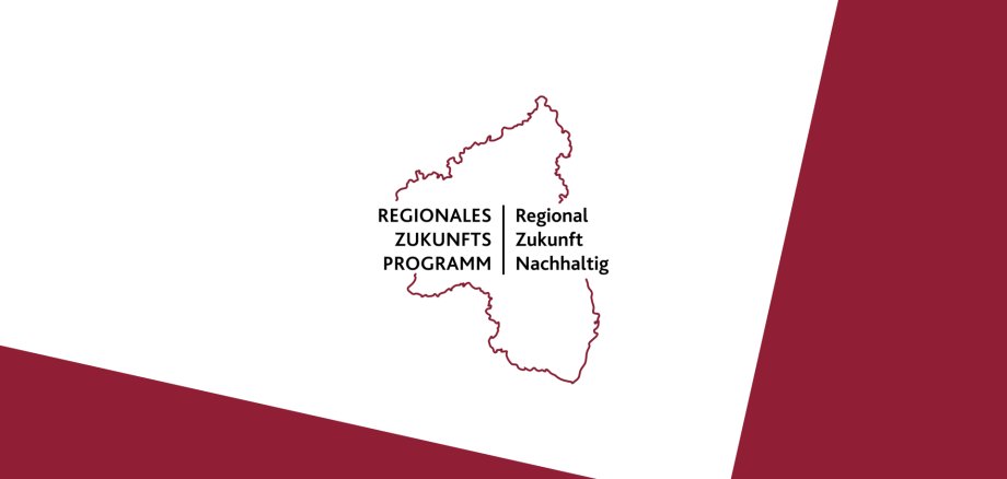 Regionales Zukunftsprogramm – Regional. Zukunft. Nachhaltig. Logo des Regionalen Zukunftsprogramms. In der Mitte steht der Text „Regionales Zukunftsprogramm | Regional. Zukunft. Nachhaltig.“ Daneben ist der Umriss von Rheinland-Pfalz als rote Liniengrafik dargestellt. Der Hintergrund ist überwiegend weiß mit schrägen dunkelroten Farbflächen am Rand.