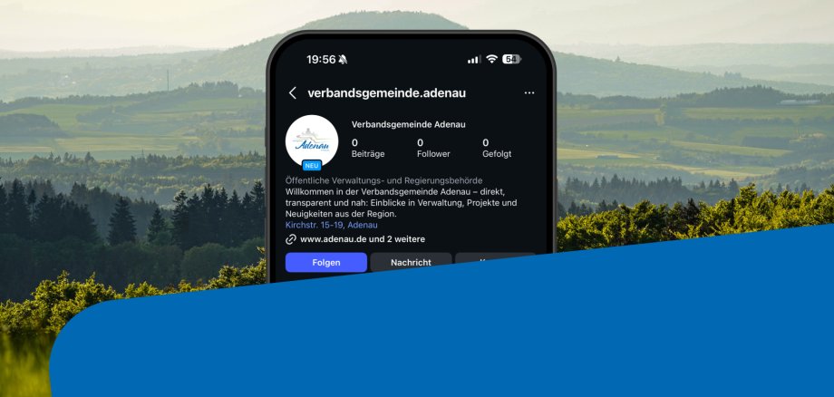 Smartphone zeigt das Instagram-Profil der Verbandsgemeinde Adenau vor einer Landschaft mit Hügeln und Wald. Profilbeschreibung: Öffentliche Verwaltungsbehörde mit Infos zu Verwaltung, Projekten und Neuigkeiten aus der Region.