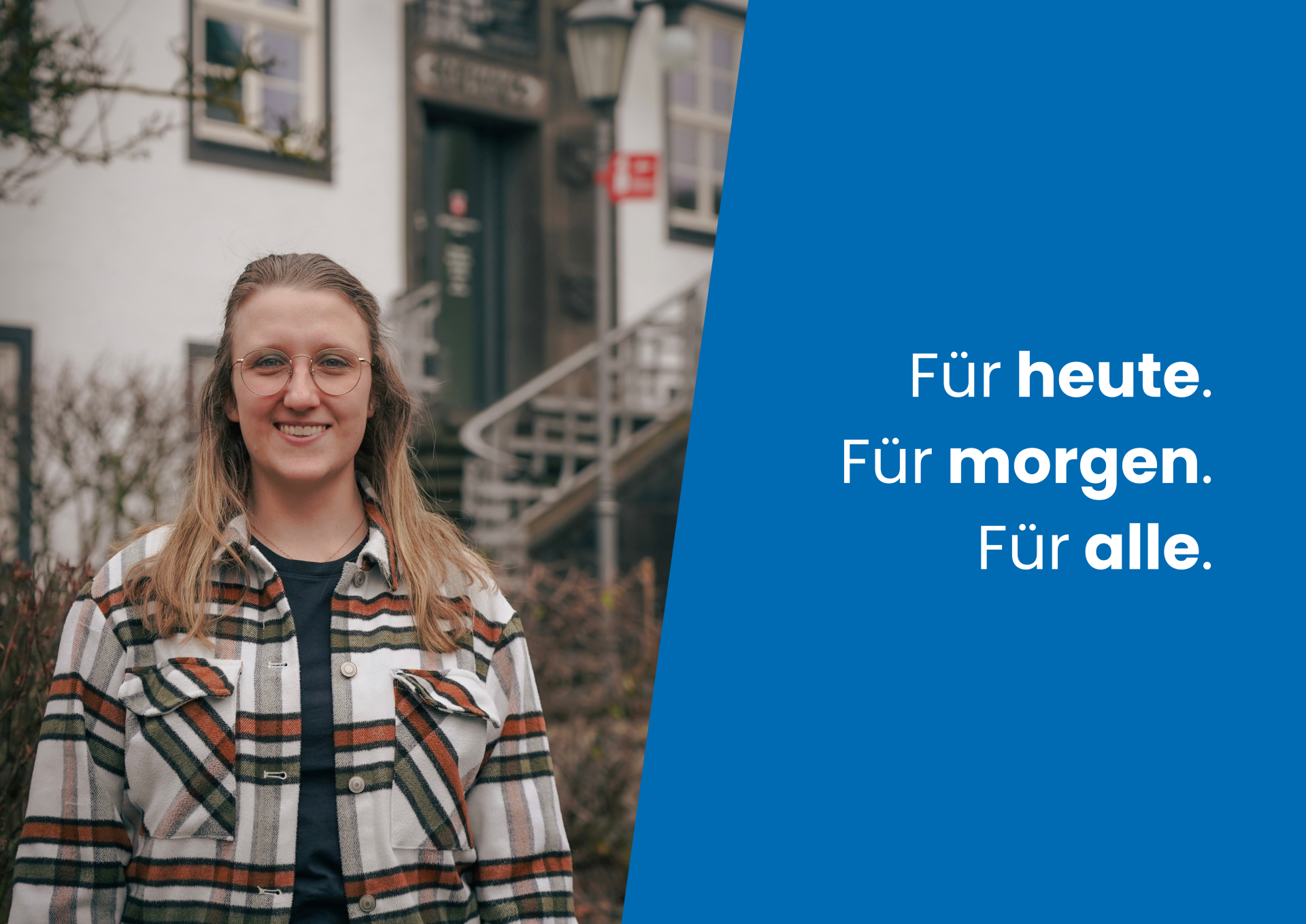 Porträt von Frau Henschel, neuer Mitarbeiterin der Verbandsgemeindeverwaltung. Sie steht lächelnd im Freien vor einem Gebäude. Rechts im Bild ist ein blauer Bereich mit dem Text „Für heute. Für morgen. Für alle.“ zu sehen.