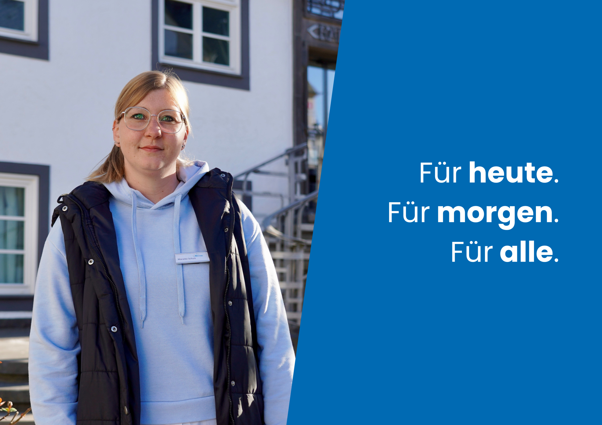 Porträt von Frau Schulz, neuer Mitarbeiterin der Verbandsgemeindeverwaltung. Sie steht lächelnd im Freien vor einem Gebäude. Rechts im Bild ist ein blauer Bereich mit dem Text „Für heute. Für morgen. Für alle.“ zu sehen.