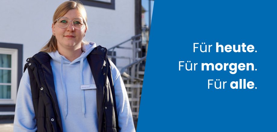 Neue Mitarbeiterin verstärkt das Rechnungsamt der Verbandsgemeindeverwaltung Porträt von Frau Schulz, neuer Mitarbeiterin der Verbandsgemeindeverwaltung. Sie steht lächelnd im Freien vor einem Gebäude. Rechts im Bild ist ein blauer Bereich mit dem Text „Für heute. Für morgen. Für alle.“ zu sehen.