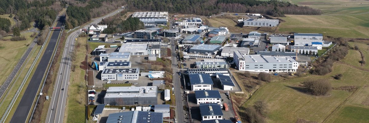 Gewerbepark aus der Vogelperspektive mit Gebäuden,Hallen und Straßen