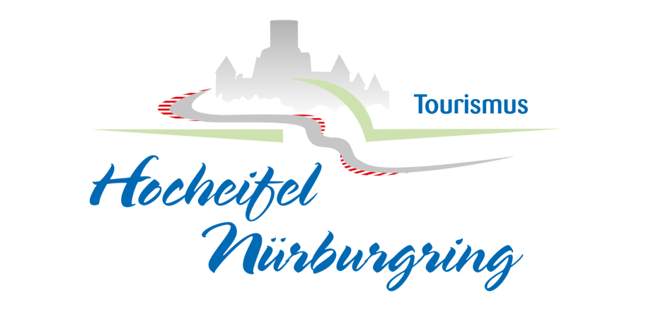 Logo Tourismus Hocheifel-Nürburgring Das Logo zeigt eine stilisierte Rennstrecke mit rot-weißen Randsteinen, grüne Hügel, eine Burgsilhouette und die blauen Wörter „Tourismus Hocheifel Nürburgring“