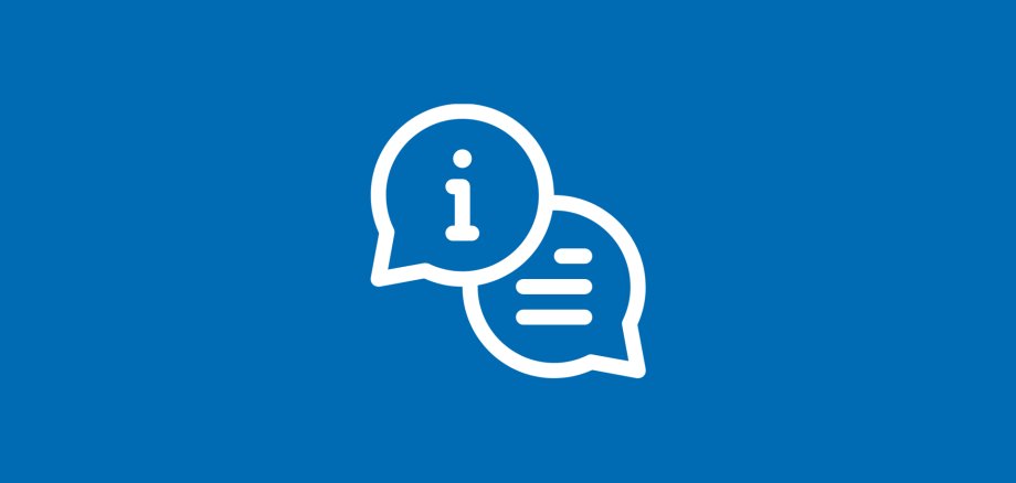Weiße Piktogramme von zwei überlappenden Sprechblasen auf blauem Hintergrund. Die vordere Sprechblase zeigt ein Informationssymbol („i“), die hintere drei horizontale Linien als Darstellung einer Nachricht oder eines Gesprächs.