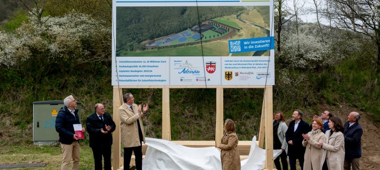 Baustart und Enthüllung des Info-und Bauschildes „Flutbedingter Wiederaufbau und Erweiterung der Zentralkläranlage der VG Adenau in Dümpelfeld